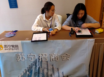 同時，它的革命性在于縮短了整個經(jīng)濟活動的中間環(huán)節(jié)，降低了交易成本，節(jié)約了社會資源。在大數(shù)據(jù)營銷機制上，招商外包公司克服了橫在生產(chǎn)者和消費者之間的時間、空間障礙，弱化了存在于二者之間的各種中間環(huán)節(jié)和渠道