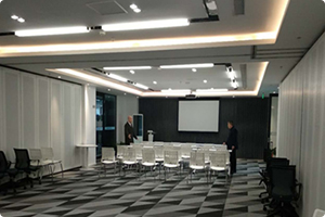 網(wǎng)絡(luò)本身就具有快速、高效、低成本的特點，在互聯(lián)網(wǎng)上信息資源共享，進入障礙為零，作為一種新的傳播形式，網(wǎng)絡(luò)具有一對一的互動特性，這是對傳統(tǒng)傳播方式面對大量受眾特征的突破